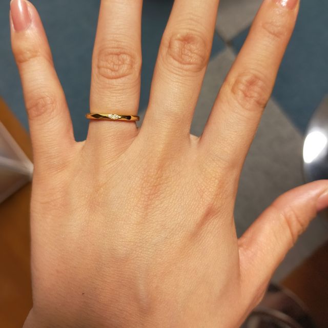 【HOSHI no SUNA 星の砂(ほしのすな)の口コミ】 カジュアルに付けれるもので探しました。
婚約指輪と重ね付けが出来るよう…