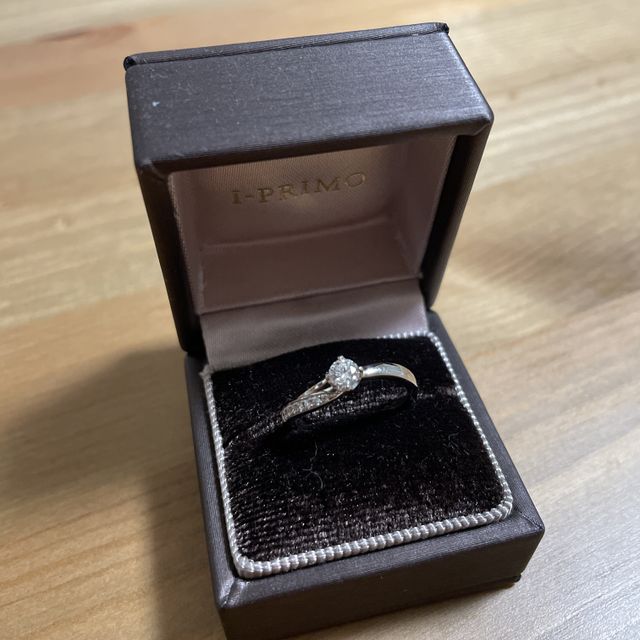 【アイプリモ(I-PRIMO)の口コミ】 一方から見ると定番の婚約指輪のようなデザインをしていて、
また一方から…
