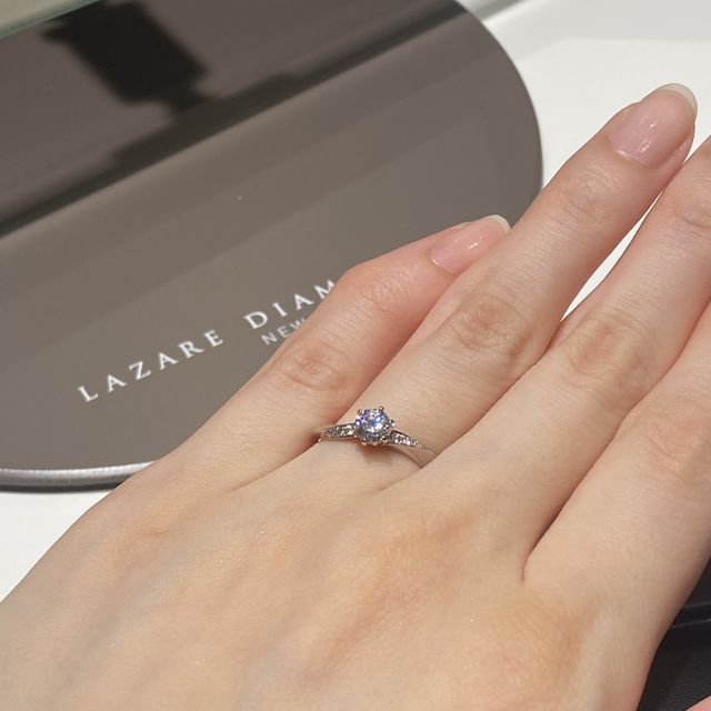 【ラザール ダイヤモンド(LAZARE DIAMOND)の口コミ】 リングの形はストレート、デザインは少し凝っているものが欲しくて、ウェ…