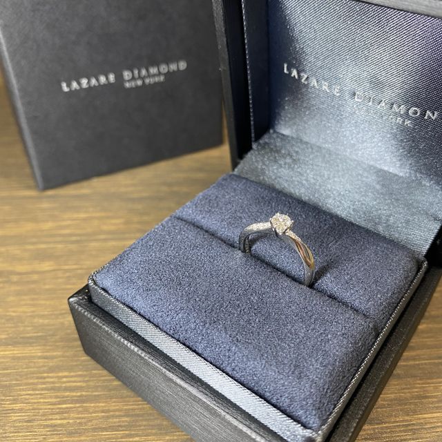 【ラザール ダイヤモンド(LAZARE DIAMOND)の口コミ】 リングの形はストレート、デザインは少し凝っているものが欲しくて、ウェ…