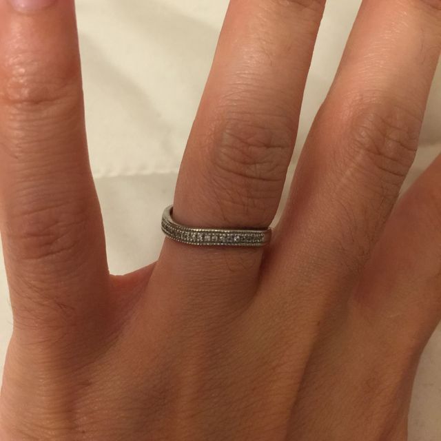 【ジュエリーツツミ(JEWELRY TSUTSUMI)の口コミ】 婚約指輪とのバランスを考え、シンプルだけど、メレダイヤでキラキラした…