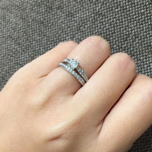 【ティファニー(Tiffany & Co.)の口コミ】 つけた時に手に合ったのが一番決め手でした。
定番のティファニーセッティ…