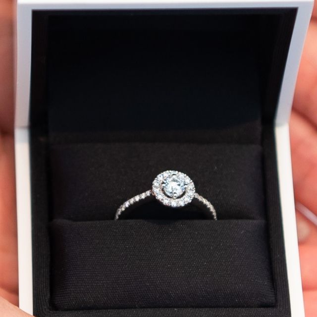 【FOREVERMARK(フォーエバーマーク)の口コミ】 デザインはあくまでもダイヤモンドをメインで考えているので、デザイン性…