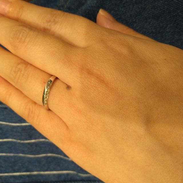 【アイプリモ(I-PRIMO)の口コミ】 ダイヤモンドが上下にセッティングされていて、あまり派手ではないもの、…