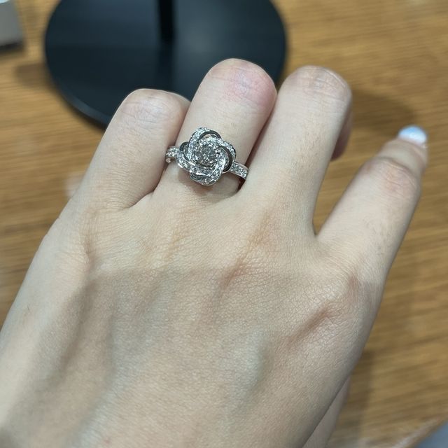【ブシュロン(BOUCHERON)の口コミ】 芍薬をイメージしたデザインの指輪です。ダイヤがデザイン性のある花の枠…