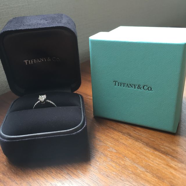【ティファニー(Tiffany & Co.)の口コミ】 主人の意向で婚約指輪は2人で一緒に選ぶことになり、色々なお店を回って探…