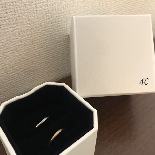 【4℃ BRIDAL(ヨンドシーブライダル)の口コミ】 元々ウェーブデザインのものを探していました。プラチナを着用した時にし…