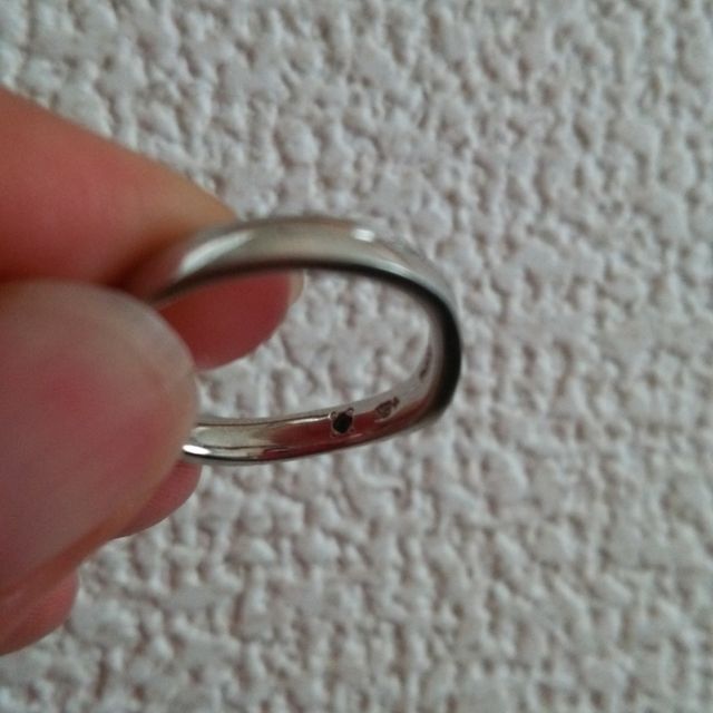 【Something Blue(サムシングブルー)の口コミ】 私の指は短いので少しでも長く見える様にＶラインの指輪が欲しかったのと…