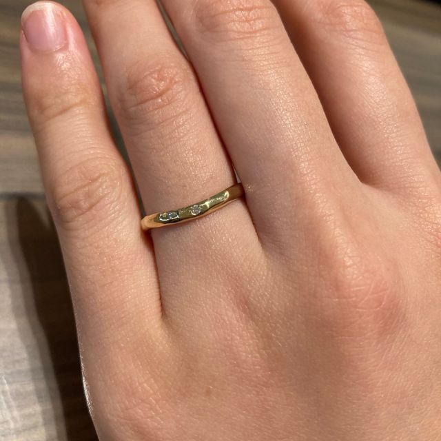 【towa et toi(トワエトワ)の口コミ】 ウェーブに大きめで控えめな槌目とメレダイヤが１個付いています。槌目&ti…