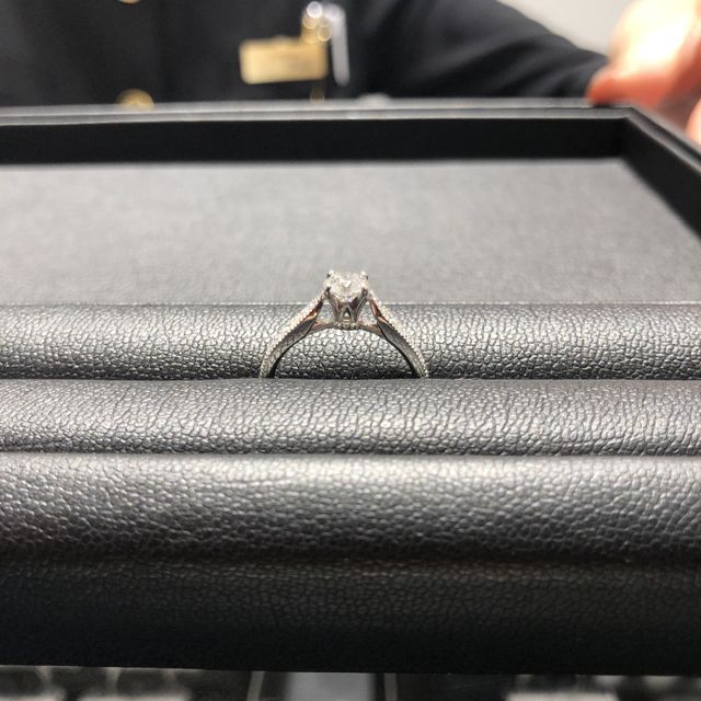 【エクセルコダイヤモンド(EXELCO DIAMOND)の口コミ】 初めは全く違うデザインの無難なものを見ていたのですが、この指輪を見た…