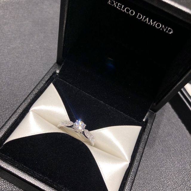 【エクセルコダイヤモンド(EXELCO DIAMOND)の口コミ】 初めは全く違うデザインの無難なものを見ていたのですが、この指輪を見た…