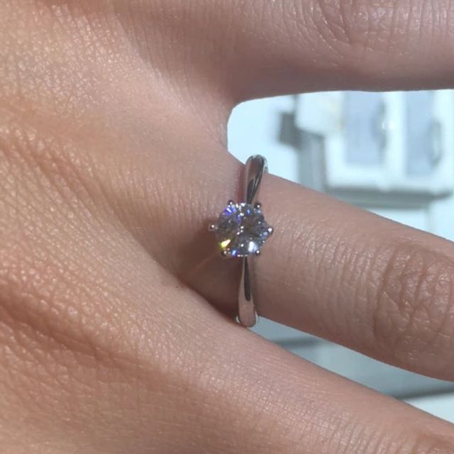 【アイプリモ(I-PRIMO)の口コミ】 ダイヤモンドが大きく見えるように設計されたデザインであり、確かに輝き…