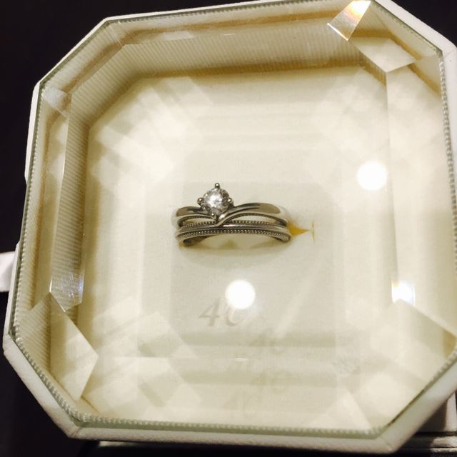【4℃ BRIDAL(ヨンドシーブライダル)の口コミ】 手持ちのリングや婚約指輪と重ねてつけたかったので、華奢な結婚指輪を探…