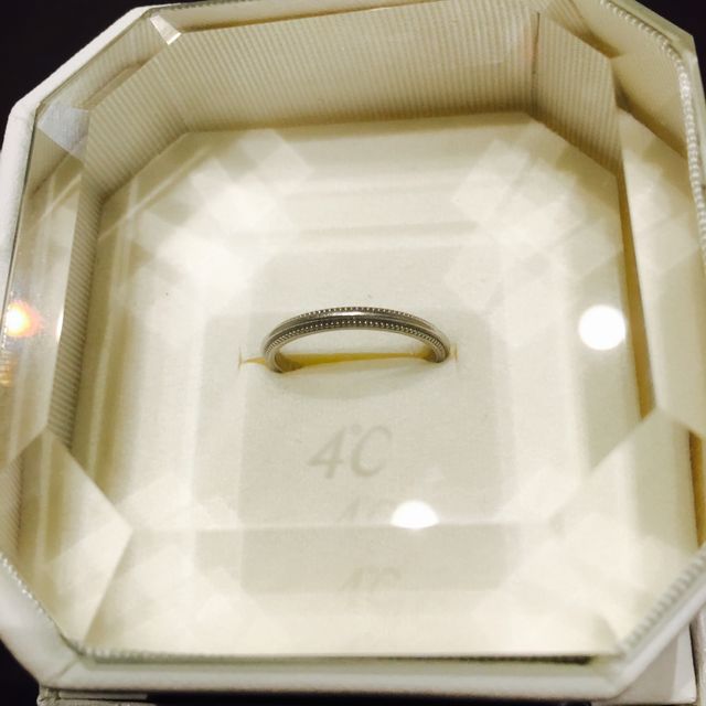 【4℃ BRIDAL(ヨンドシーブライダル)の口コミ】 手持ちのリングや婚約指輪と重ねてつけたかったので、華奢な結婚指輪を探…