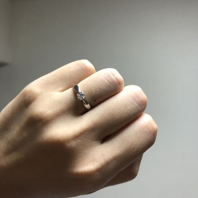 【ティファニー(Tiffany & Co.)の口コミ】 ダイヤが少し埋まっているデザインなので、華奢に見え上品に感じました。
…