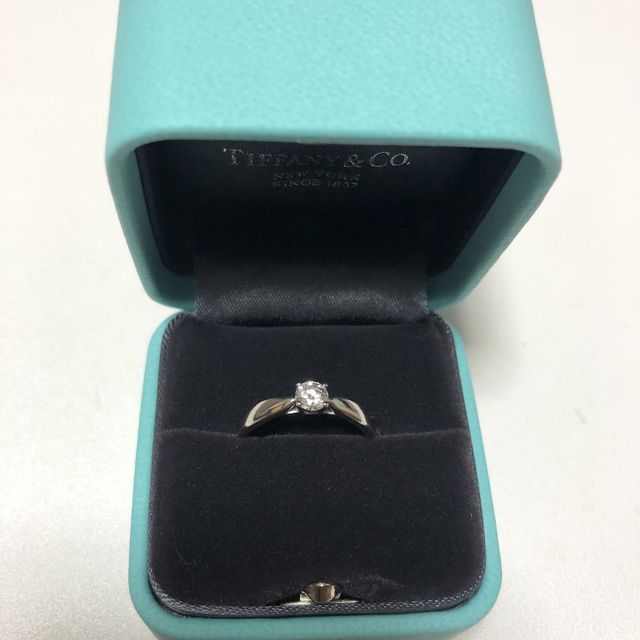 【ティファニー(Tiffany & Co.)の口コミ】 ダイヤが少し埋まっているデザインなので、華奢に見え上品に感じました。
…