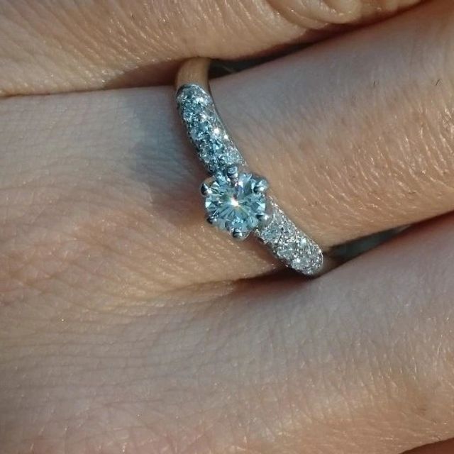 【エクセルコダイヤモンド(EXELCO DIAMOND)の口コミ】 エタニティタイプのエンゲージリングを探しており、ダイヤモンドの輝き・…