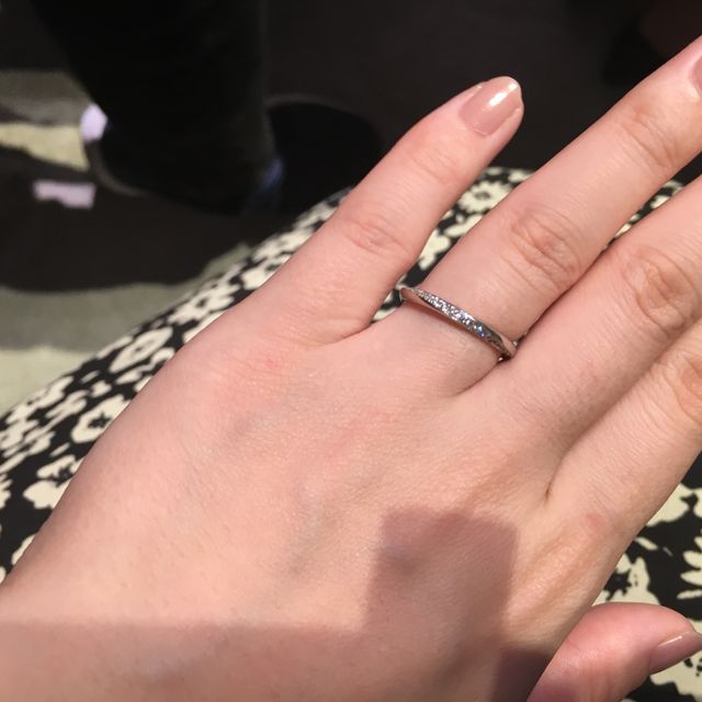 【銀座ダイヤモンドシライシの口コミ】 どこから見ても綺麗に見えるメレダイヤ。
そしてよくある右上がりではなく…