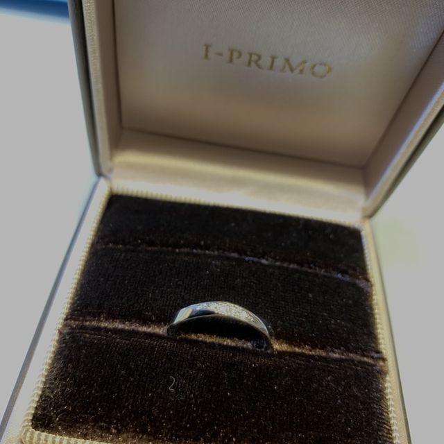 【アイプリモ(I-PRIMO)の口コミ】 婚約指輪と一緒に着用したかったので、
あまりダイヤの主張が激しすぎない…