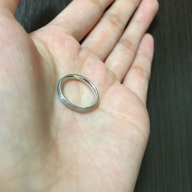 【BlaCykel(ブラシュケル)の口コミ】 実際につけた時に、私と旦那さんとふたりに違和感ないデザインでした。華…