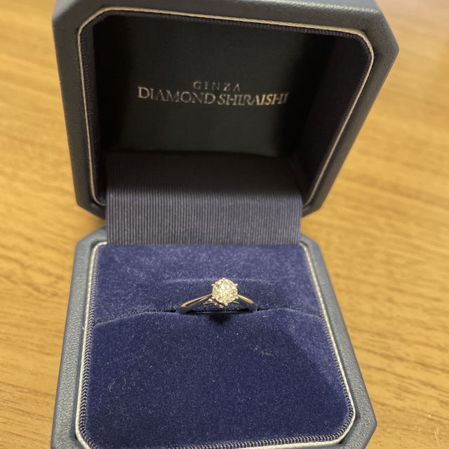 【銀座ダイヤモンドシライシの口コミ】 はじめて見たときにすごく形がきれいで、この指輪をつけてみたいと思いま…