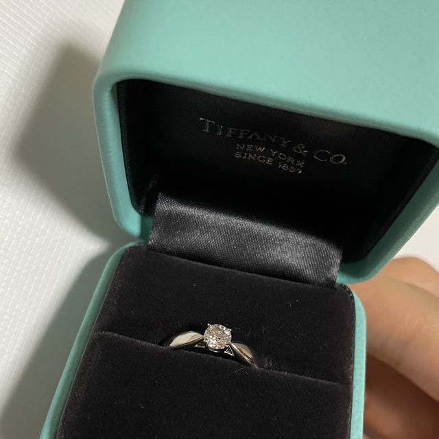【ティファニー(Tiffany & Co.)の口コミ】 デザインは真ん中のダイヤモンドに向かってリングが細くなっているので指…