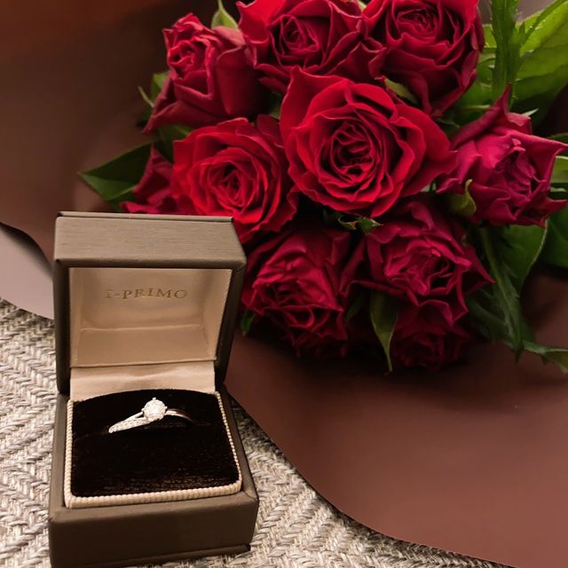 【アイプリモ(I-PRIMO)の口コミ】 半分に流れるダイヤモンドが入っておりとても気に入りました。
他は両方に…