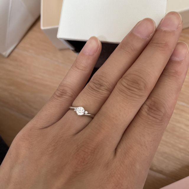 【アイプリモ(I-PRIMO)の口コミ】 少しウェーブがかっており指に馴染む感じが決めててなりました。また、中…