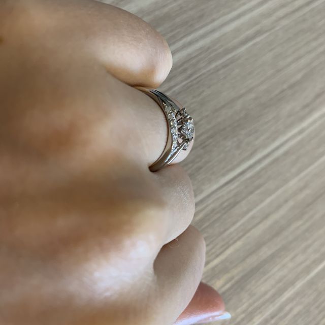 【ラザール ダイヤモンド(LAZARE DIAMOND)の口コミ】 婚約指輪のシンプルかつ華やかなデザインに、流れるようにダイヤモンドが…