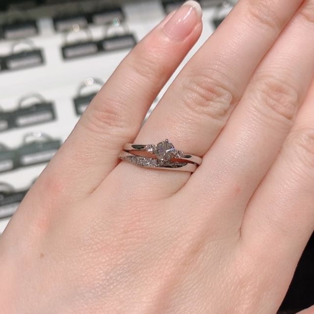 【ラザール ダイヤモンド(LAZARE DIAMOND)の口コミ】 婚約指輪のシンプルかつ華やかなデザインに、流れるようにダイヤモンドが…