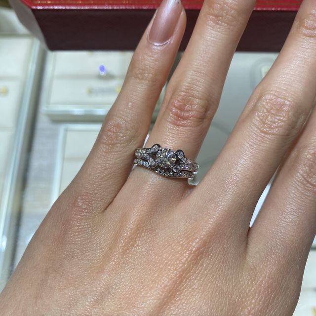 【カルティエ(Cartier)の口コミ】 婚約指輪と、重ね付けしたかったため。ちょうどダイヤのところでカーブし…