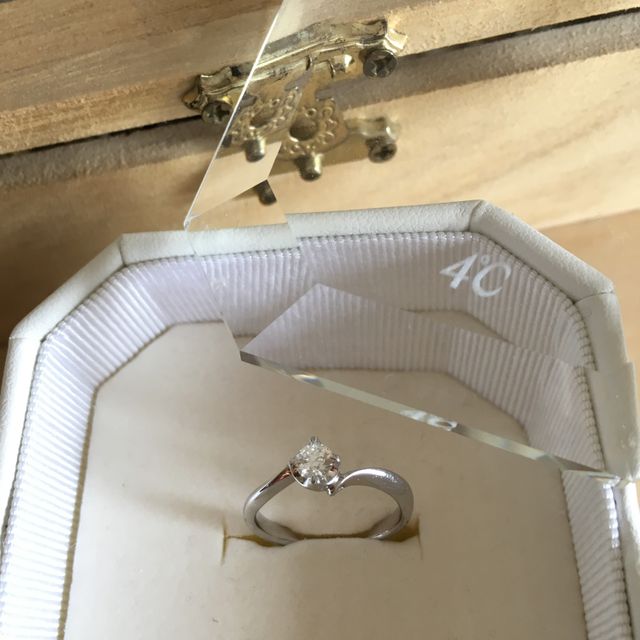 【4℃ BRIDAL(ヨンドシーブライダル)の口コミ】 まず、第一印象です。ダイヤモンドの輝き方とねじれて交差するようなフォ…
