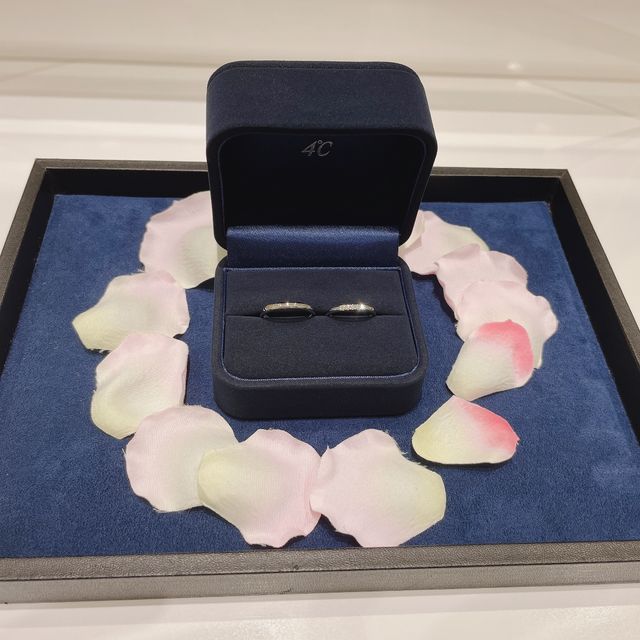 【4℃ BRIDAL(ヨンドシーブライダル)の口コミ】 デザインと付け心地の良さ、アフターサービスが充実しているという点を重…