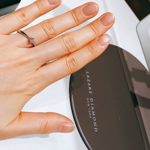 【ラザール ダイヤモンド(LAZARE DIAMOND)の口コミ】 私はシンプルなデザインの婚約指輪を探していました。こちらは一粒ダイヤ…