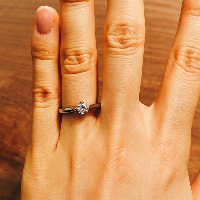 【BIJOUPIKO(ビジュピコ)の口コミ】 一粒ダイヤモンドの婚約指輪で、爪が4つであることが特徴です。爪が上下左…
