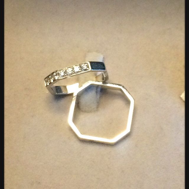 【グッチ(GUCCI)の口コミ】 八角形が珍しく、縁起もとても良さそうと一目惚れしました。
指が太い私に…