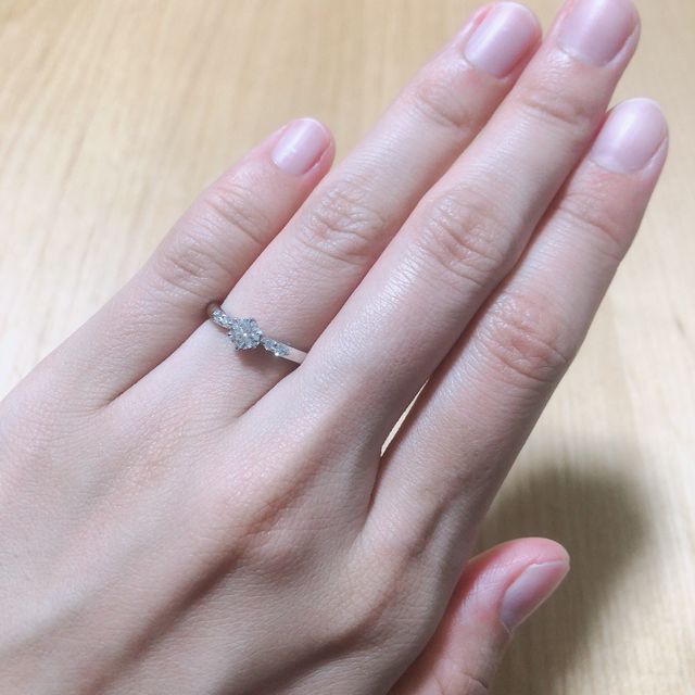 【ラザール ダイヤモンド(LAZARE DIAMOND)の口コミ】 初めは王道のソリティアを希望していましたが、
手の大きい私の手には少し…