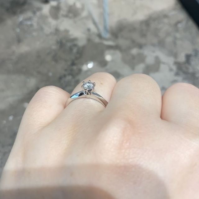 【ティファニー(Tiffany & Co.)の口コミ】 王道のティファニーセッティングのリングになります。
プラチナの素材で、…