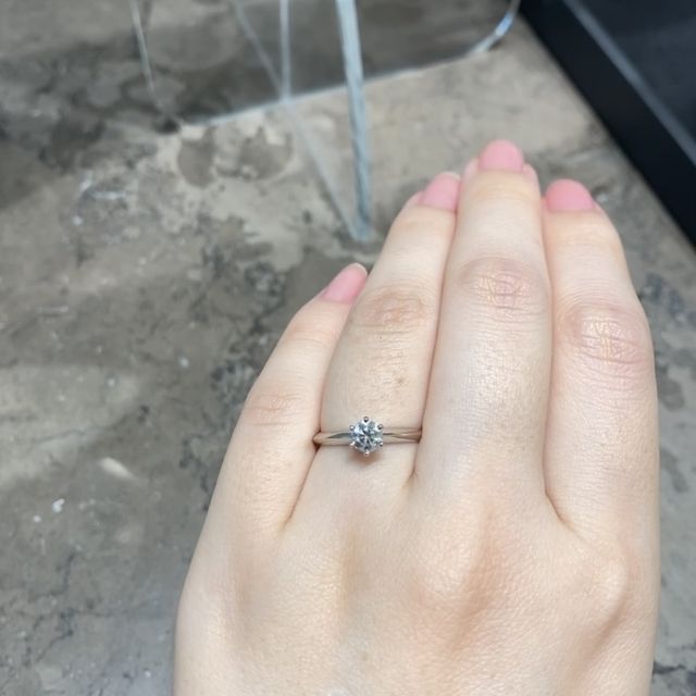 【ティファニー(Tiffany & Co.)の口コミ】 王道のティファニーセッティングのリングになります。
プラチナの素材で、…