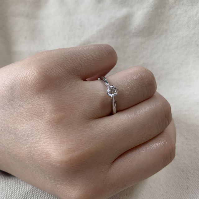 【銀座ダイヤモンドシライシの口コミ】 中心のダイヤに向かってリングがキュッと細くなっているデザインを探して…