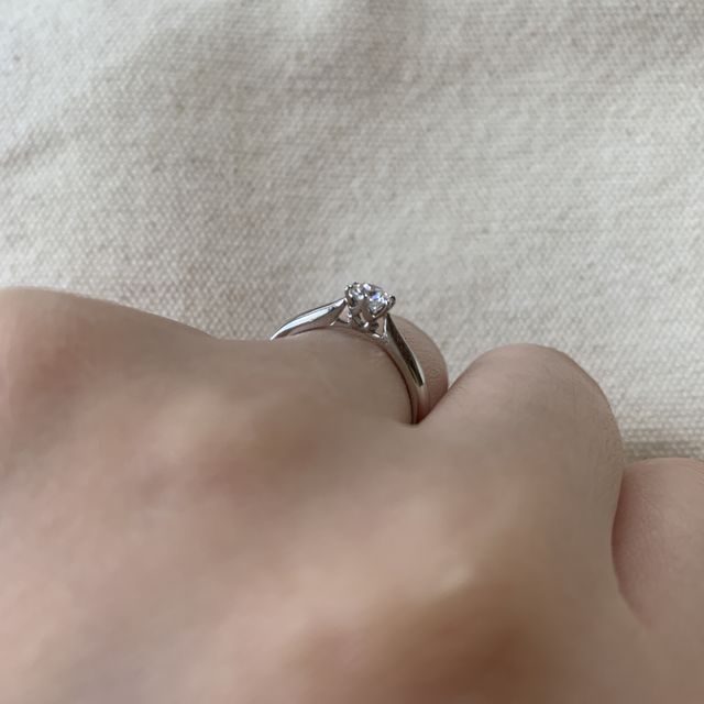 【銀座ダイヤモンドシライシの口コミ】 中心のダイヤに向かってリングがキュッと細くなっているデザインを探して…