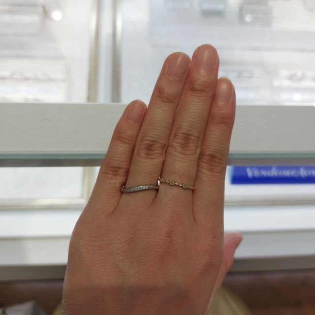 【ヴァンドーム青山(VENDOME AOYAMA)の口コミ】 形はウェーブで、メレダイヤがついているものを試着しました。
ゆるめのウ…