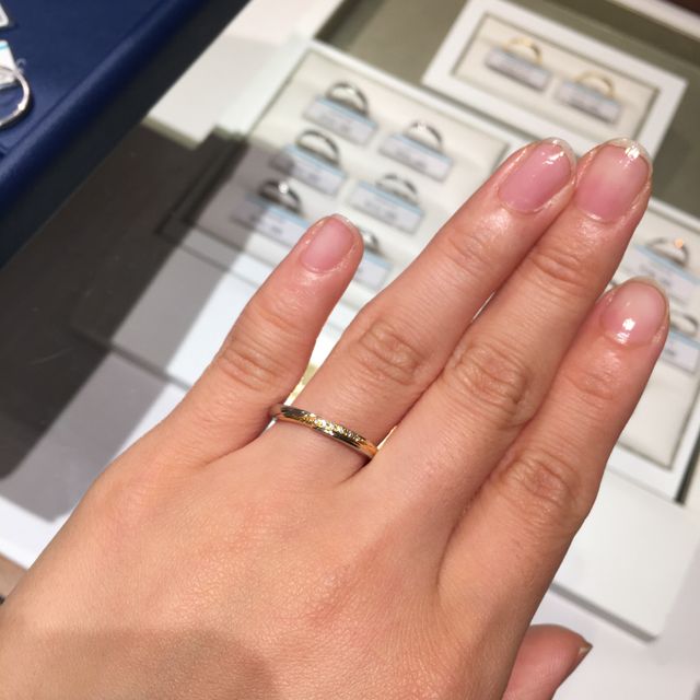 【銀座ダイヤモンドシライシの口コミ】 ラディアントデイズというコンビの指輪にしました。派手すぎない2色が上品…