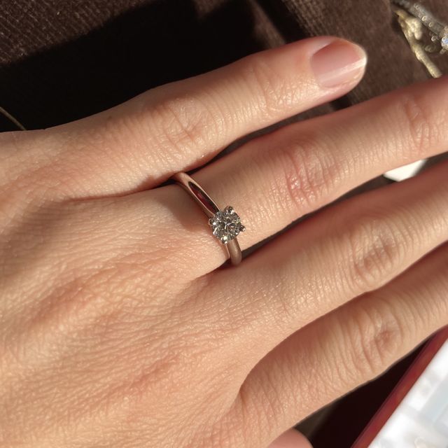 【カルティエ(Cartier)の口コミ】 婚約指輪の王道、1粒のダイヤが、4つの爪で支えられているため、ダイヤモ…