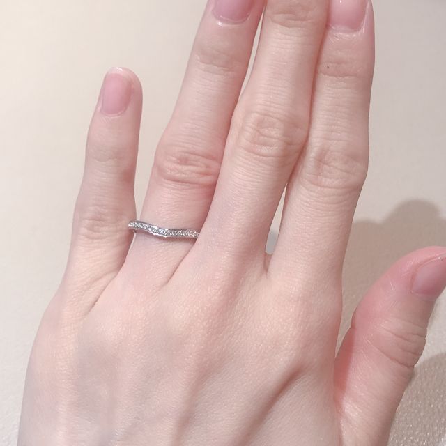 【カルティエ(Cartier)の口コミ】 バレリーナという指輪のハーフエタニティタイプです。カーブされている面…
