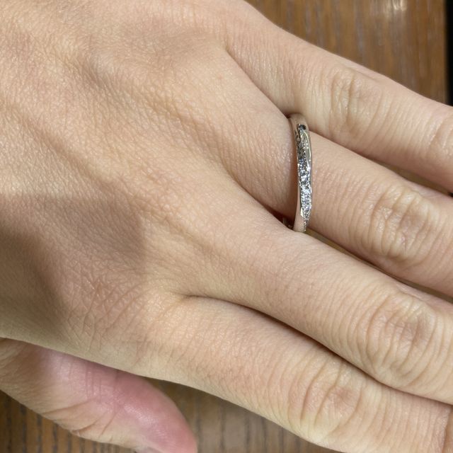 【TRECENTI(トレセンテ)の口コミ】 プラチナストレートの結婚指輪ですが、斜めに流れるようにして小さなダイ…