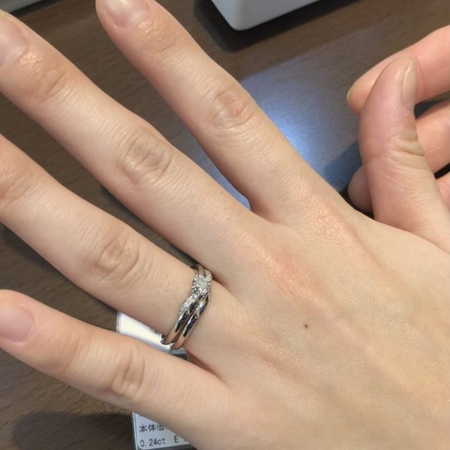 【俄(にわか)の口コミ】 ウェーブ、ダイヤの入った結婚指輪に惹かれ、試着しました。
ニワカ では…
