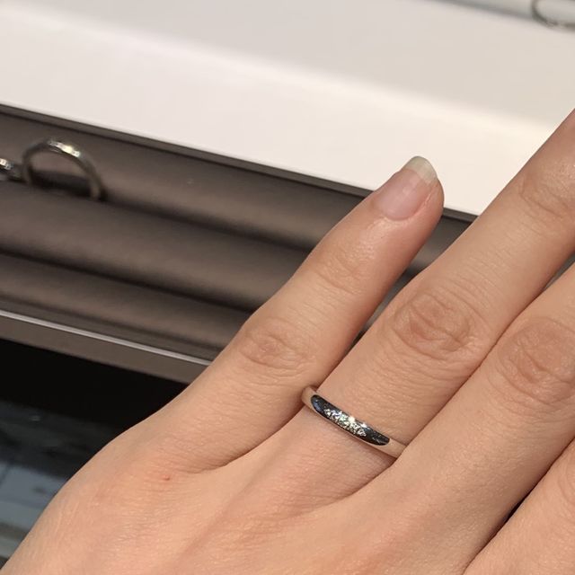 【エクセルコダイヤモンド(EXELCO DIAMOND)の口コミ】 このデザインはダイヤモンドが5石埋め込まれており、真ん中にいくに従って…