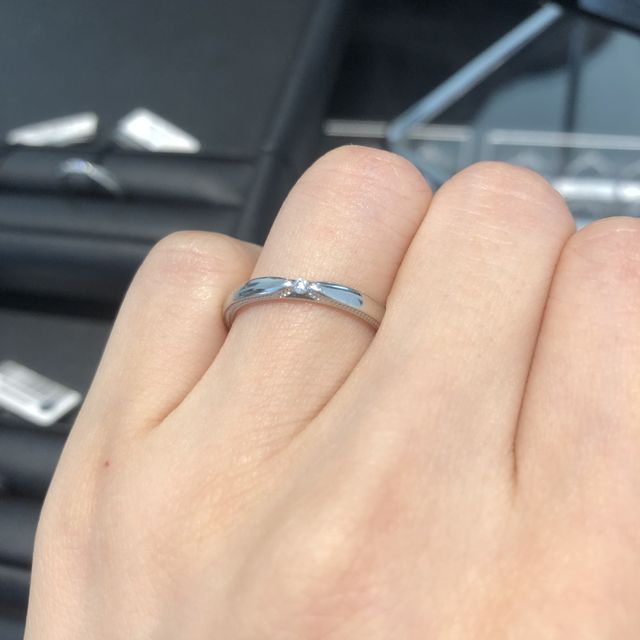 【エクセルコダイヤモンド(EXELCO DIAMOND)の口コミ】 真ん中に一石のダイヤモンドが埋め込まれており、リボンのようなデザイン…