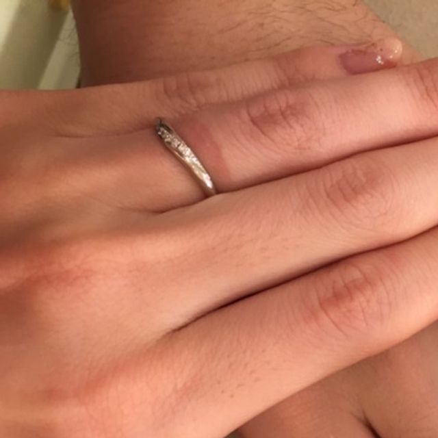 【Mariage ent(マリアージュエント)の口コミ】 店員さんがオススメしてくれた中で最も気に入ったデザインです。ひねりの…